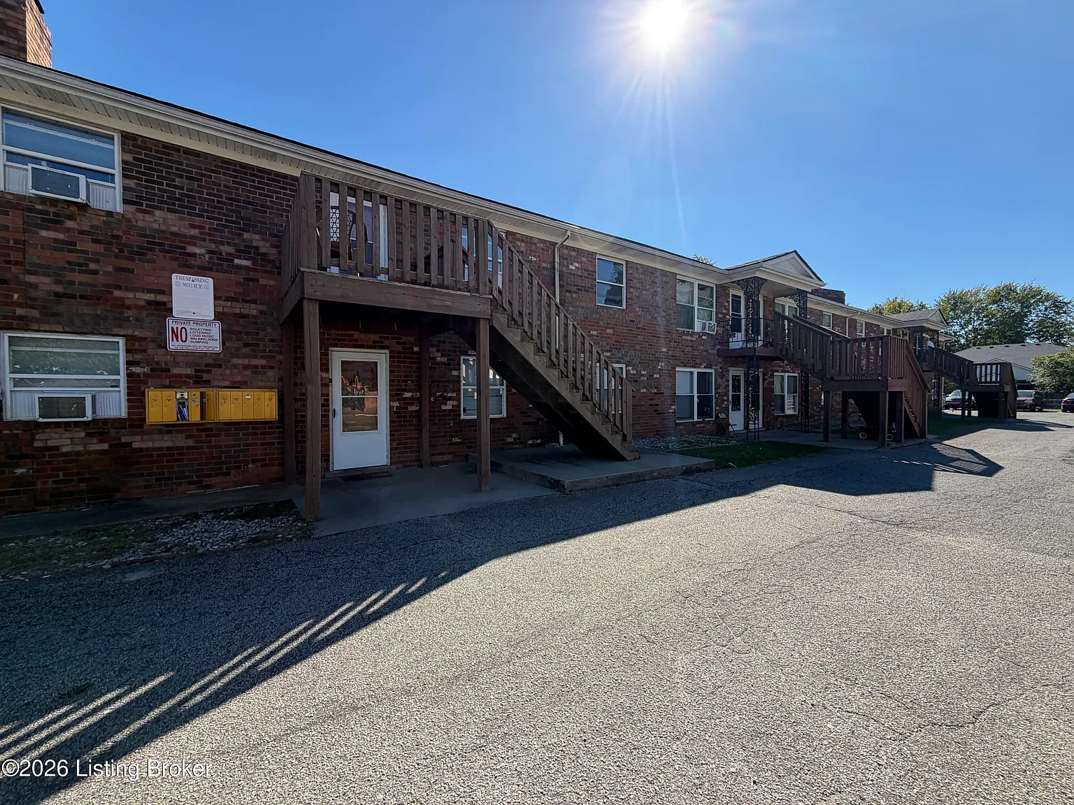 2 bed, 1.0 bath, 818 sqft, $900 — Photo 1