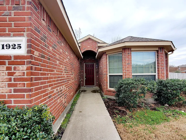 1925 Carol Ln — Photo 2
