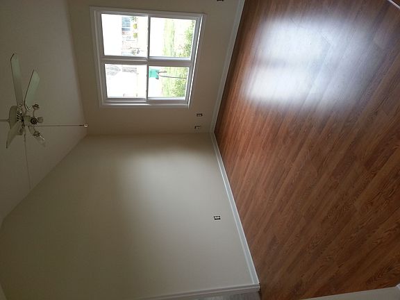 Living room w/ ceiling fan