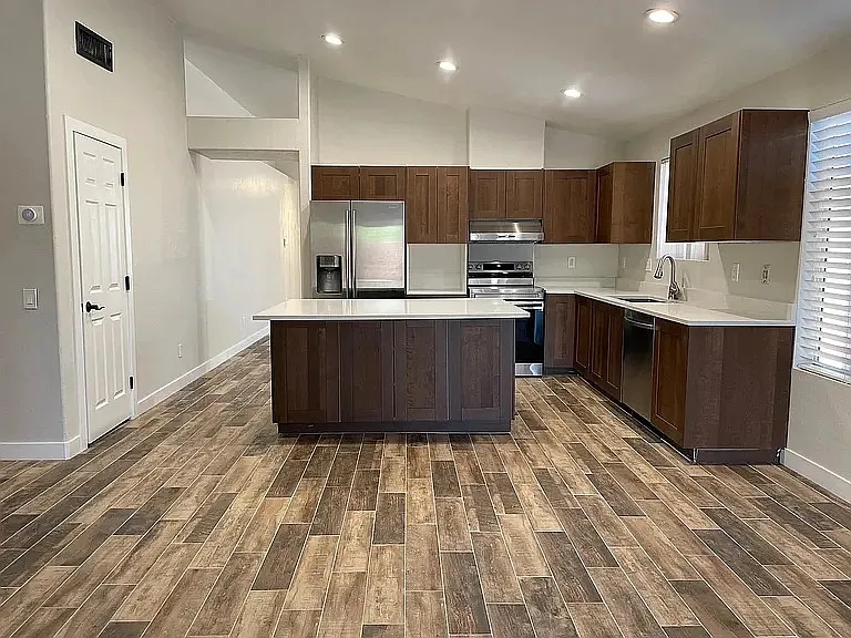 1413 W Kesler Ln — Photo 3
