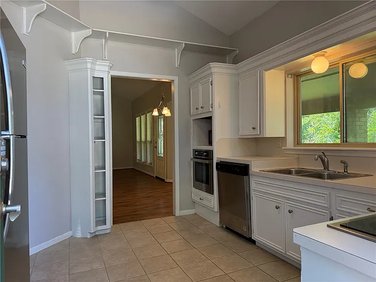 6015 Los Robles Dr #A — Photo 8