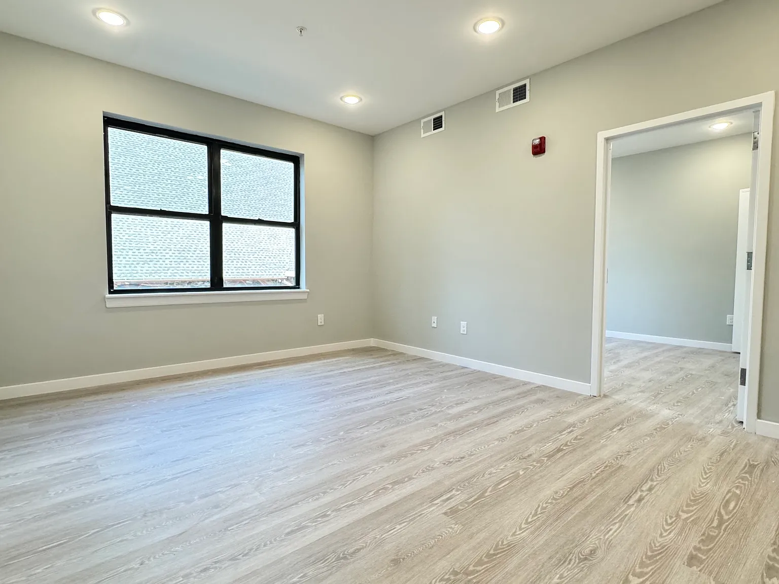 1 bed, $1,818 — Photo 4