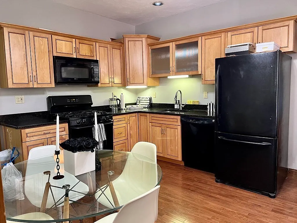 2 bed, 694 sqft, $2,400 — Photo 2