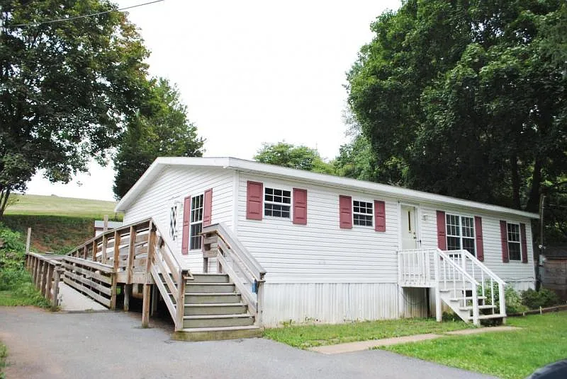 975 Hope Ave photo 1