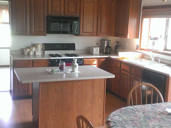 Kitchen w/ AristoKraft cabinetry