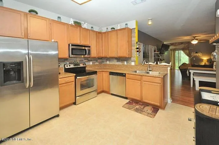 2 bed, 2.5 bath, 1304 sqft, $1,795 — Photo 2