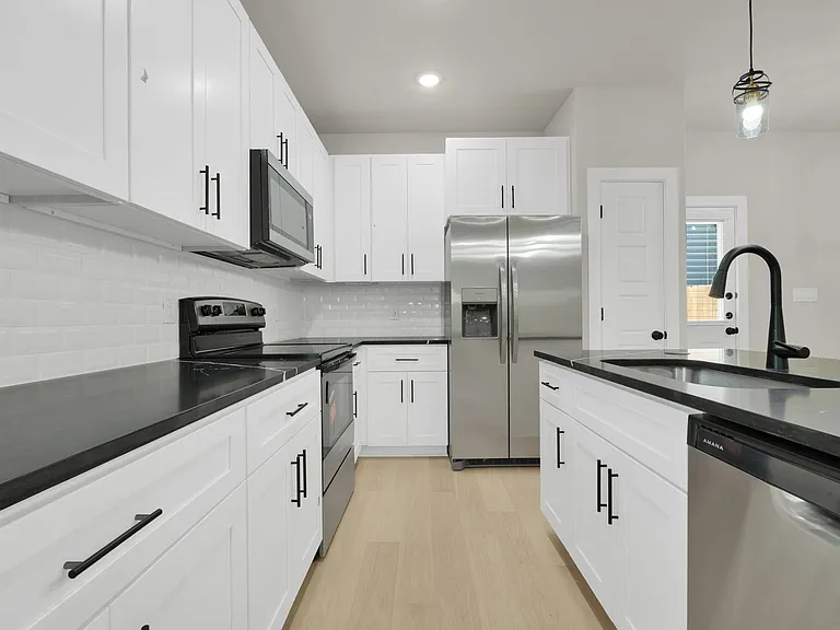 818 Empire St — Photo 3