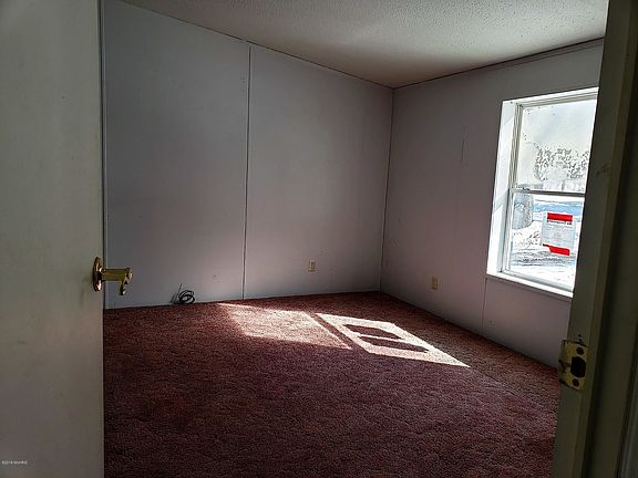 5th image of 412 W Lincoln Blvd