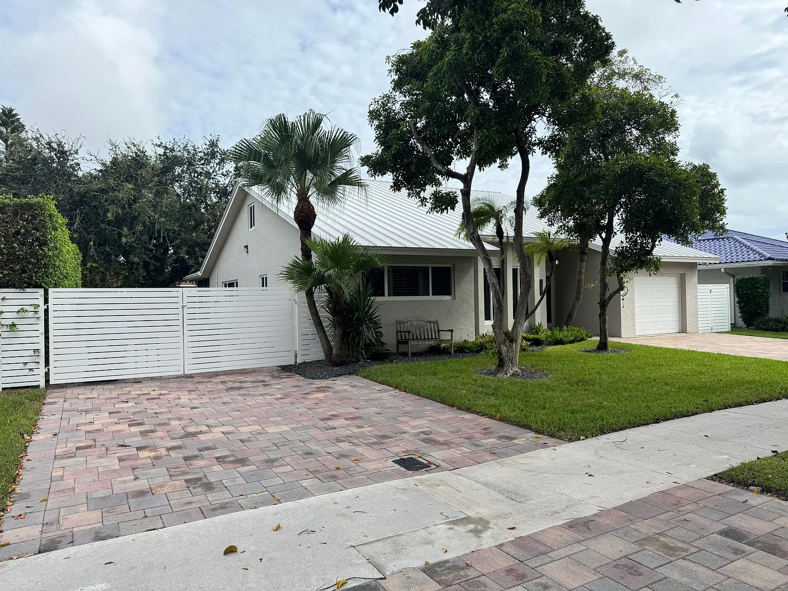 3 bed, 2.0 bath, 2561 sqft, $5,000 — Photo 2