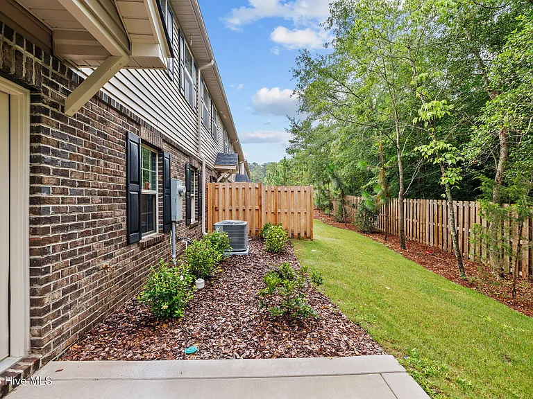 165 Lark Dr — Photo 5