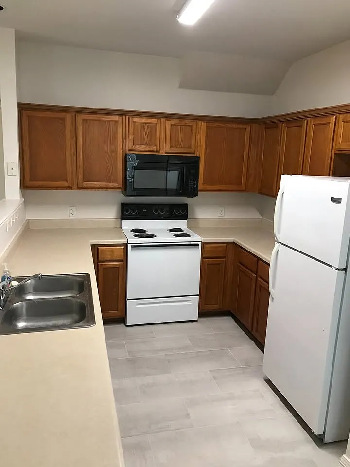3 bed, 2.5 bath, 1350 sqft, $1,350 — Photo 4