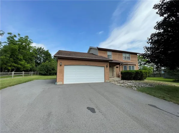 235 Briarwood Ln, Scottsville, NY 14546