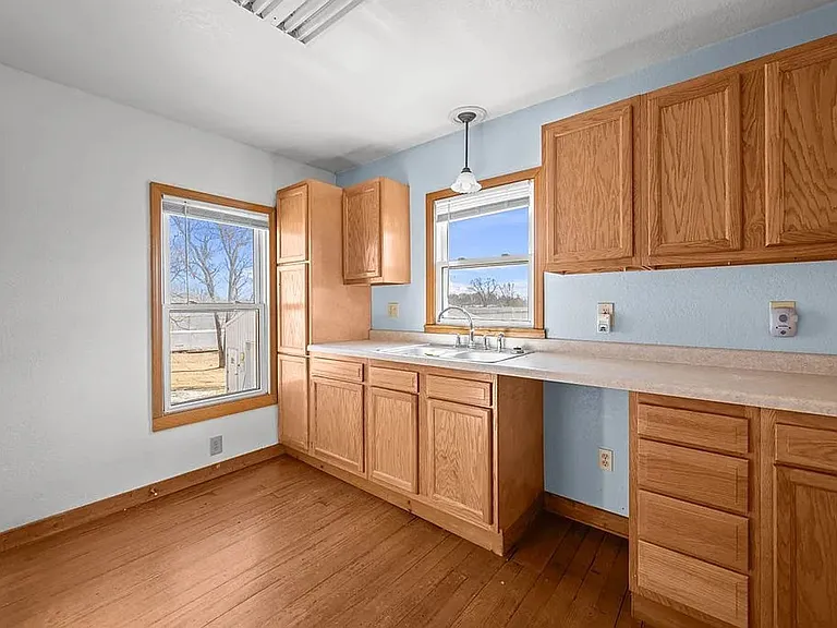 2025 S Bluff Blvd — Photo 4