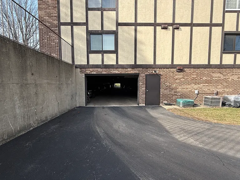 259 Stoneybrook Ln #2B — Photo 18