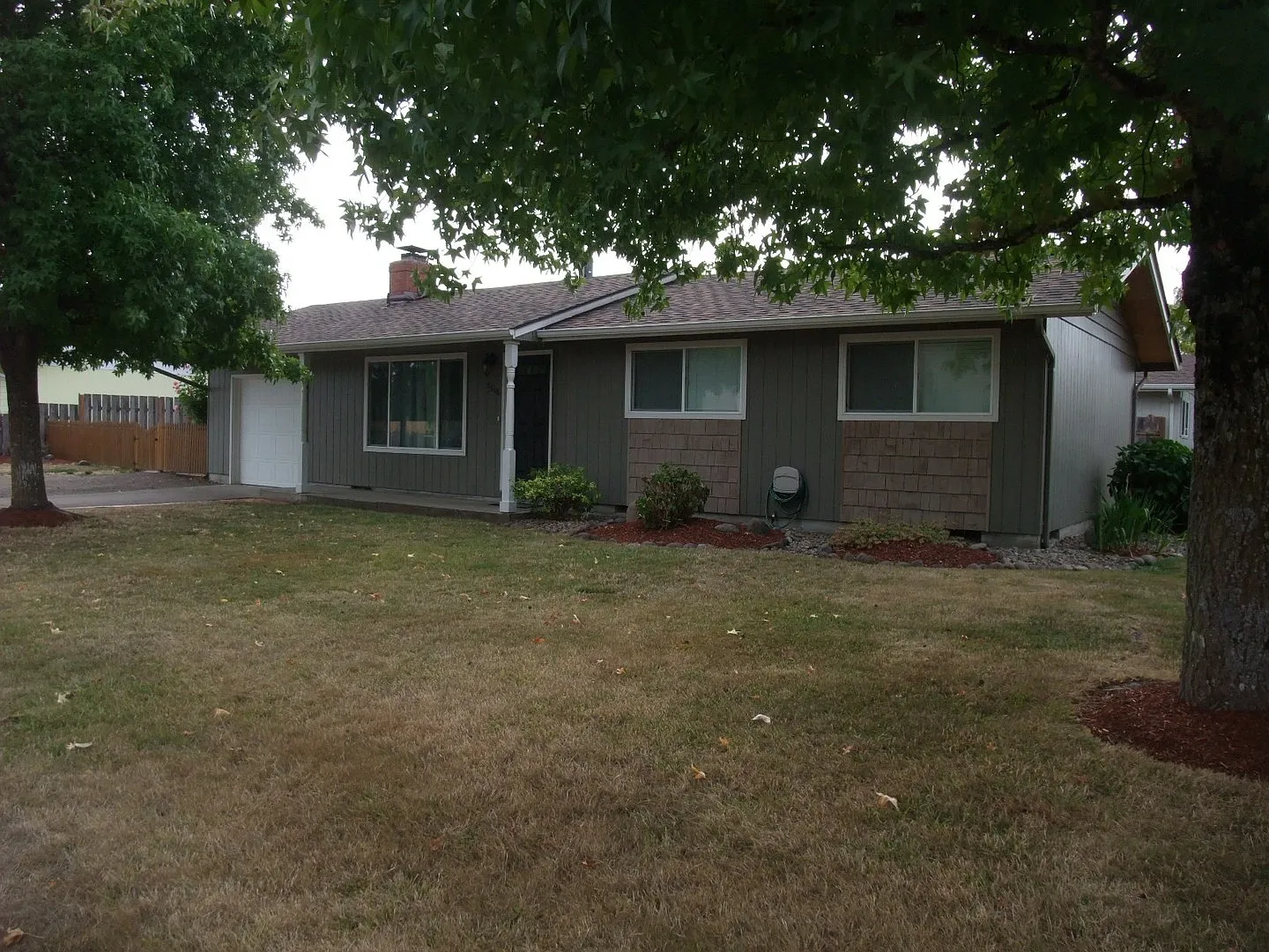 Nice 3 bedroom 1 bath home in SE Albany — Photo 1