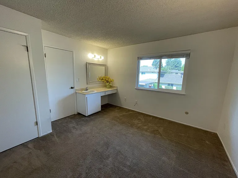 Large bedroom, ideal for 2 persons. In-room wash basin alleviates morning traffic jams in the shared bathroom. Carpet has been replaced with laminate wood flooring.