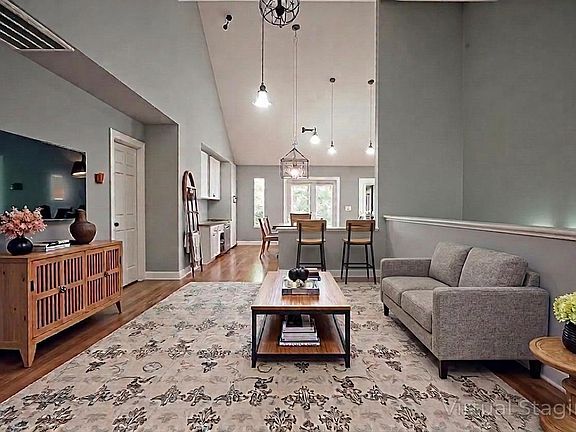 4th image of 709 Pinewood Way