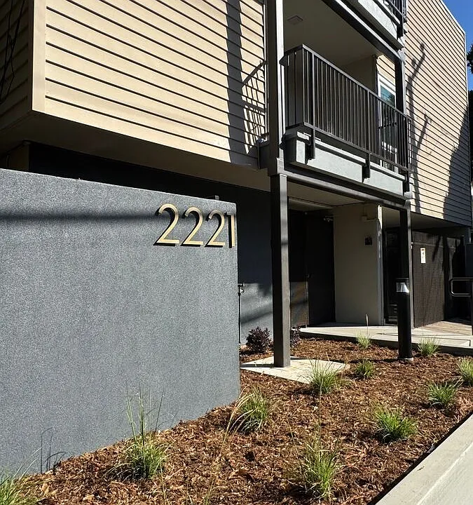 2221 Parker St