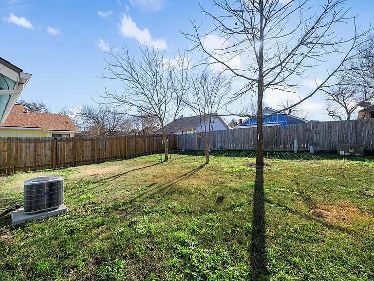 1107 Fairlawn Cv — Photo 16