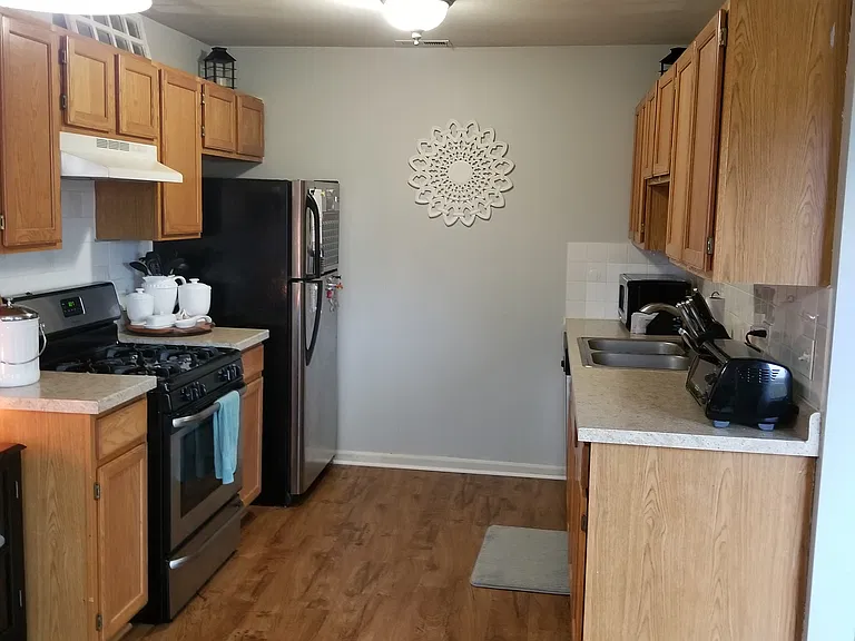 300 Crestview Dr #D — Photo 6