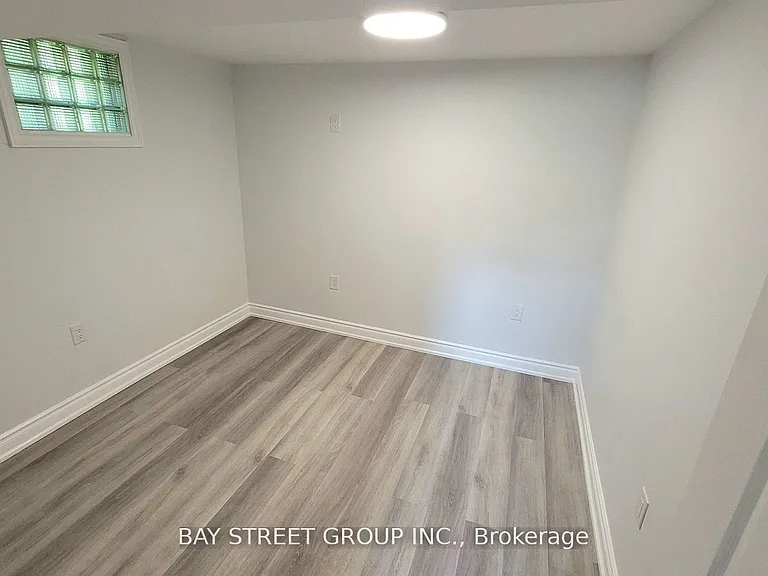 37 Sir Bodwin Pl #LOWER — Photo 4