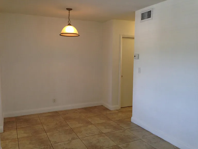 1820 NE 56th St #5 — Photo 7