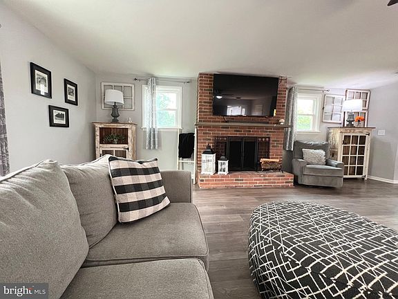 5th image of 1054 Callowhill St