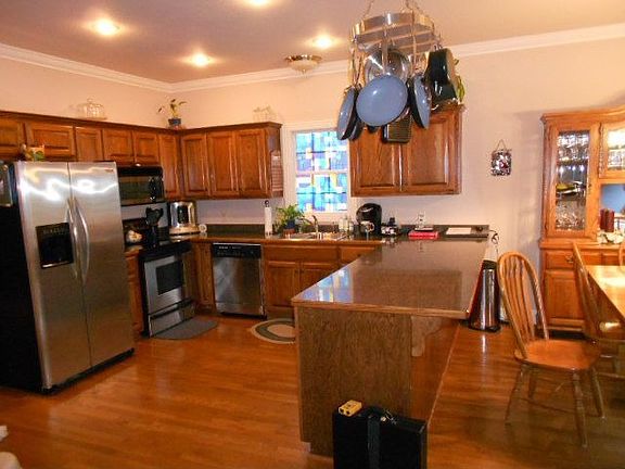 Kitchen & dining area