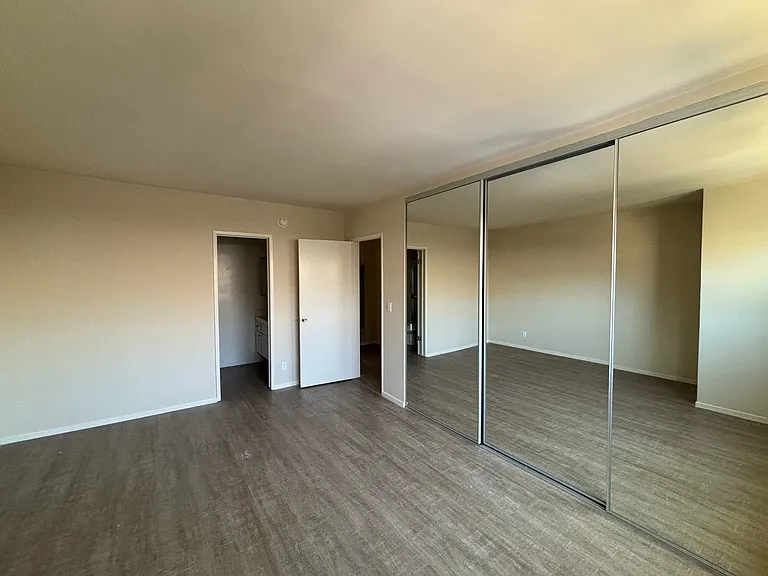 8740 Owensmouth Ave #16 — Photo 10