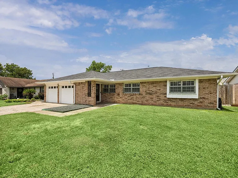 2431 Willowby Dr — Photo 1