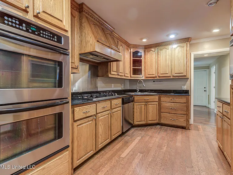 2323 Middlecoff Dr — Photo 11