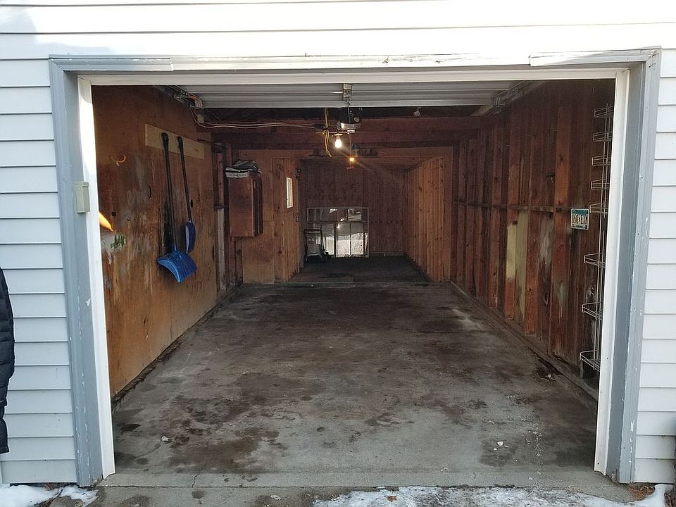 Garage w/bonus storage