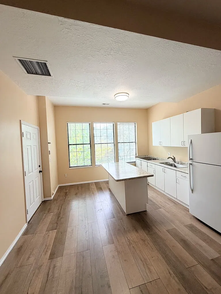 2 bed, 1100 sqft, $1,390 — Photo 1