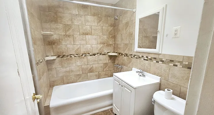 Rented by Halvatzis Realty | media 19