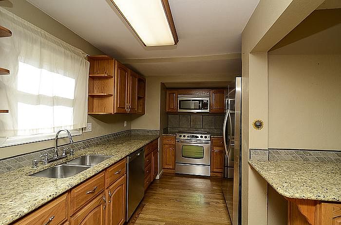 Kitchen: 15’X12’