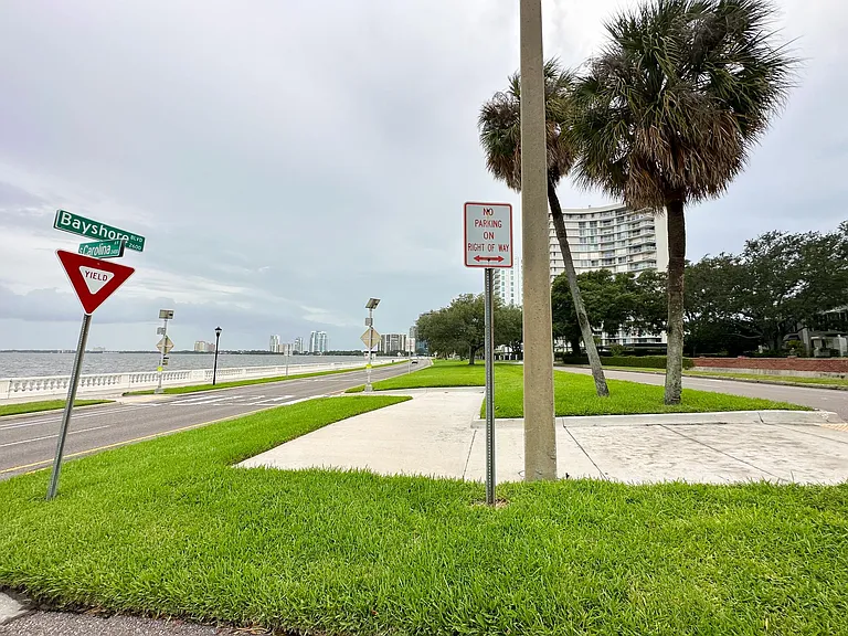 2530 W Maryland Ave #B — Photo 43
