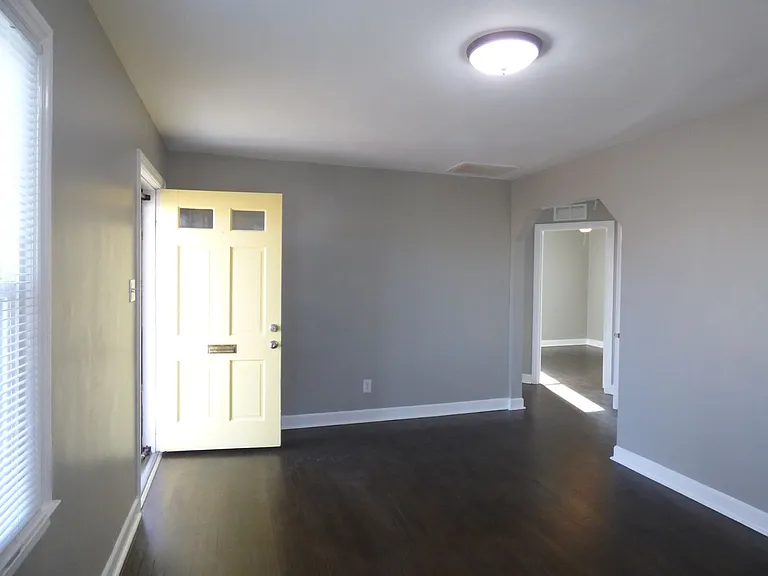 206 Broadview Dr — Photo 3