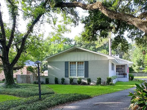 2755 N Fontainebleau Dr, Mobile, AL 36606