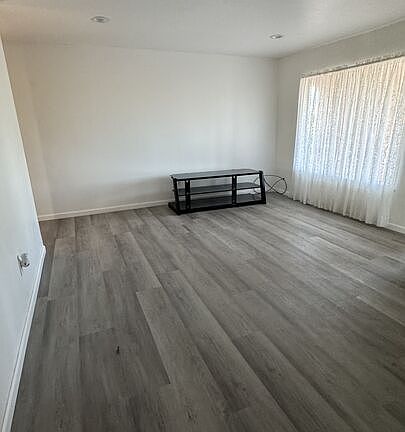 5th image of 708 W 9th St