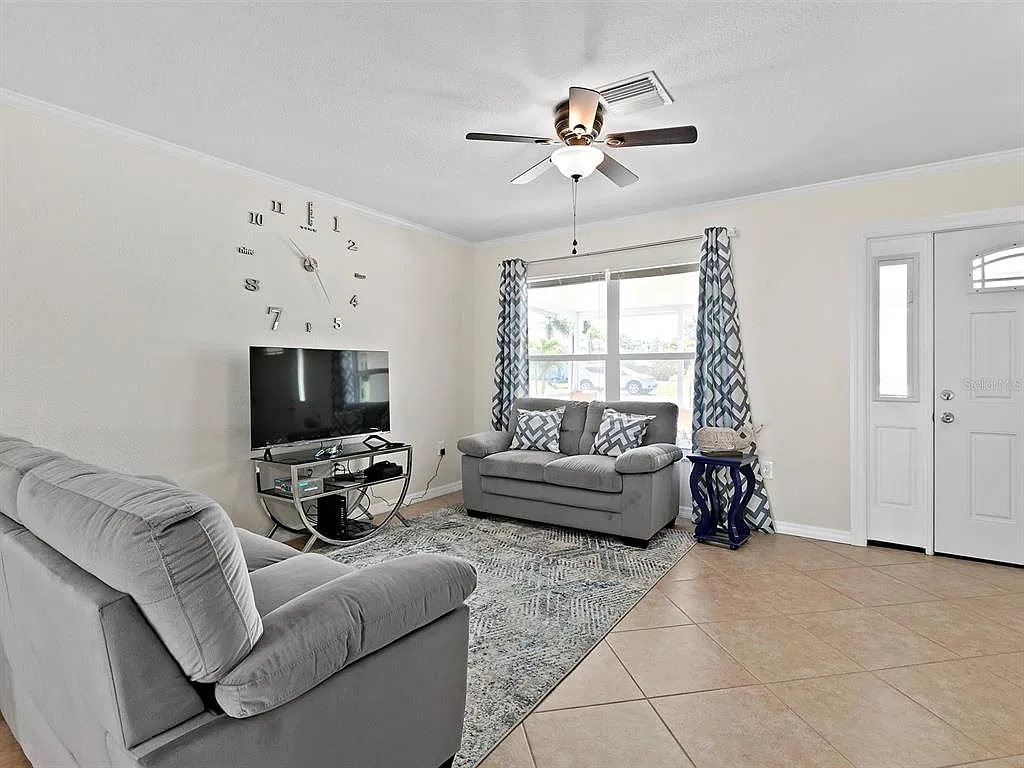 3 bed, 2.0 bath, 1740 sqft, $6,000 — Photo 3
