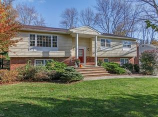 5 Twin Park Dr, Mendham, NJ 07869