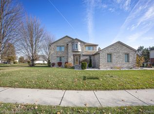 47630 Robins Nest Dr, Shelby Township, MI 48315