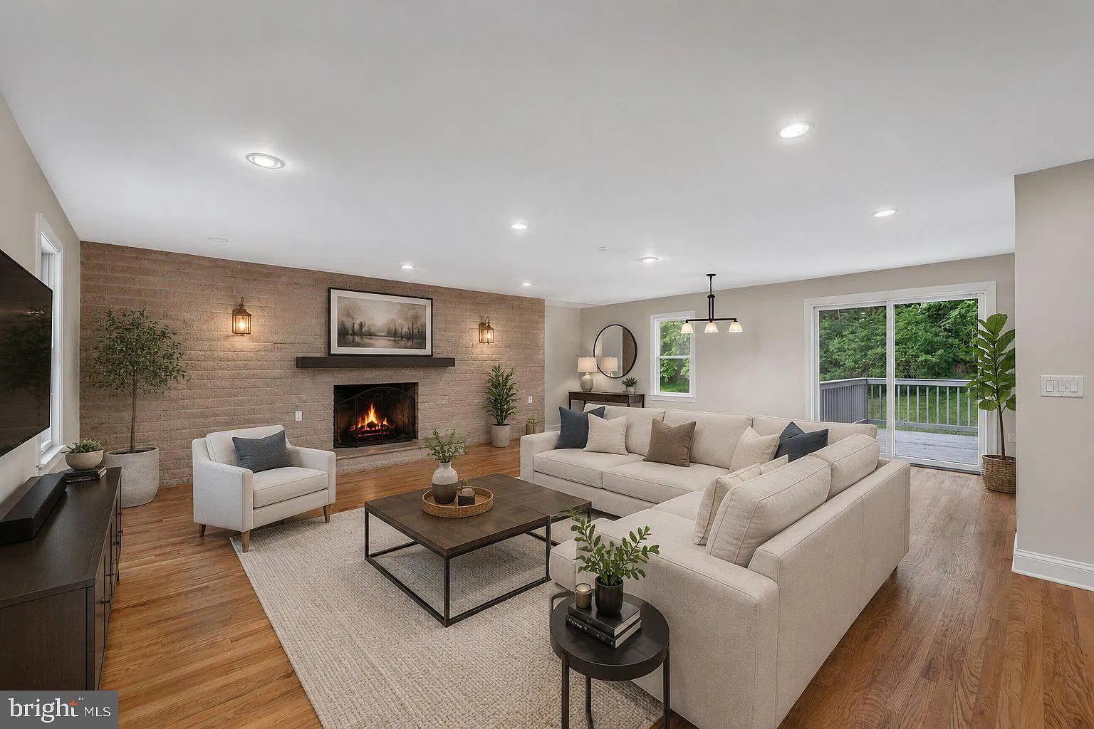 5 bed, 2.0 bath, 2450 sqft, $3,500 — Photo 2