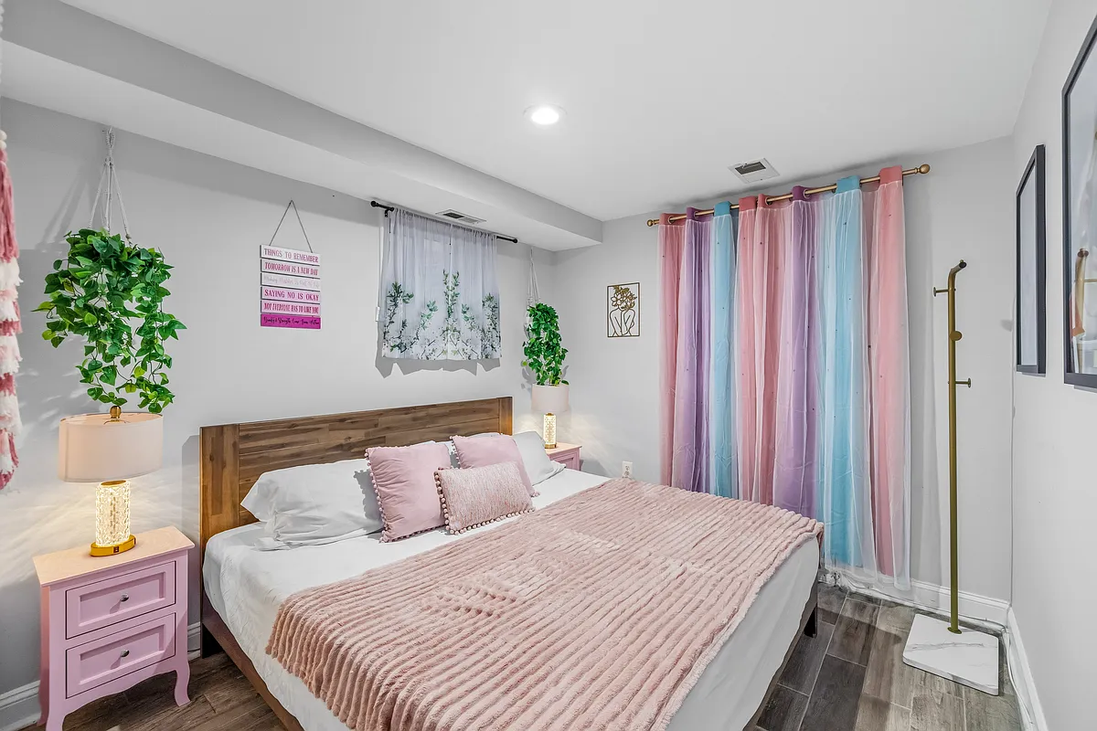 Bedroom with King Bed - 41 Florida Ave NW #B