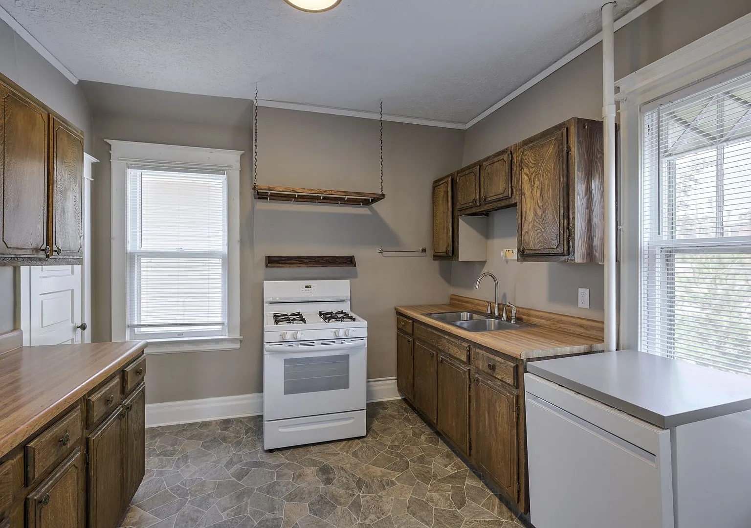3405 Dewey Avenue — Photo 4