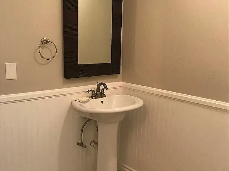 1049 Evergreen Ct — Photo 9