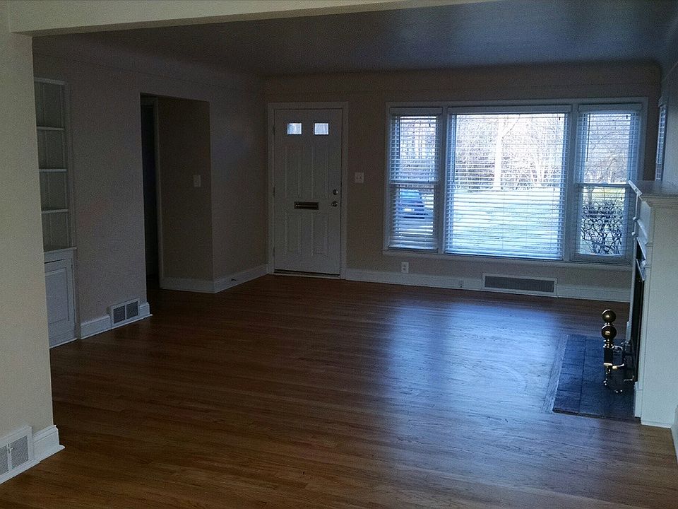 LARGE LIVING ROOM