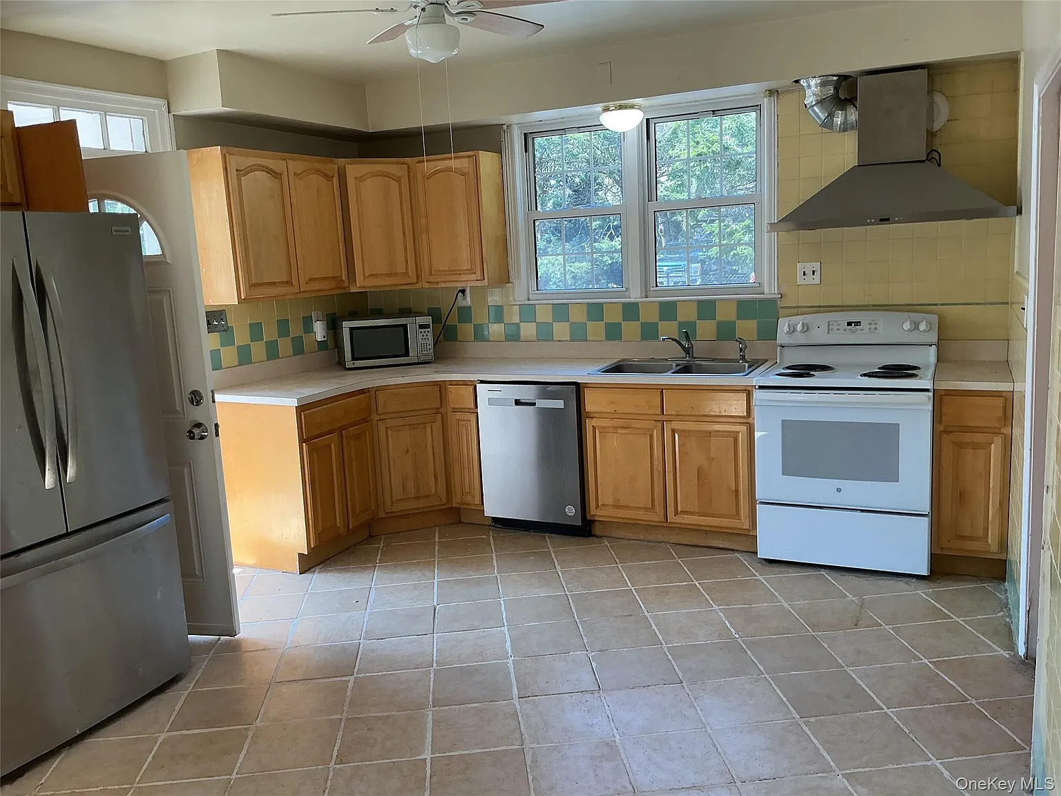 6 bed, 4.0 bath, 5000 sqft, $6,000 — Photo 4