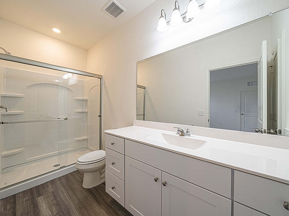 Primary bedroom bathroom