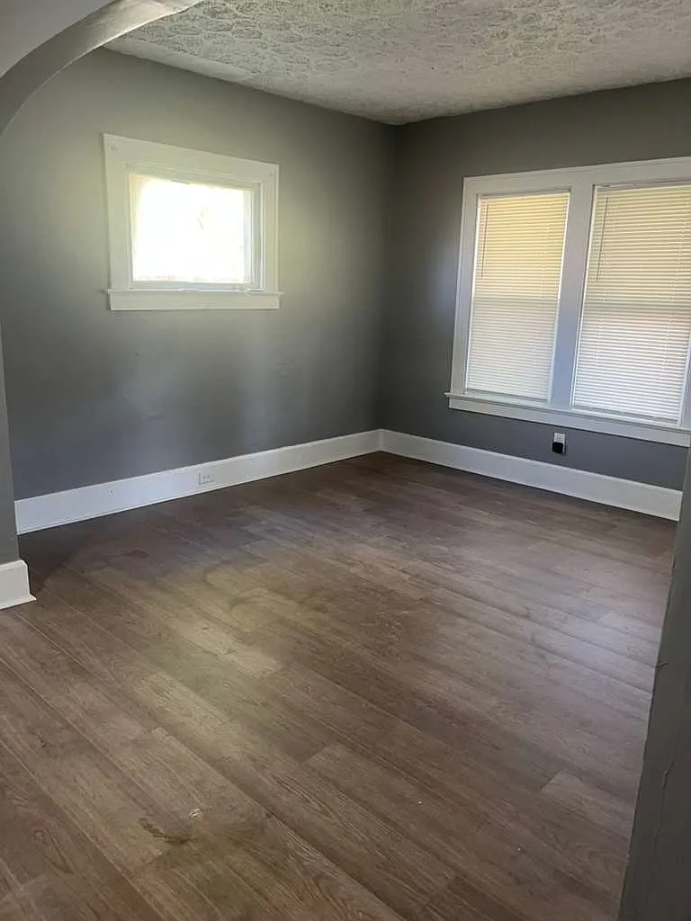 3 bed, 1000 sqft, $1,200 — Photo 3